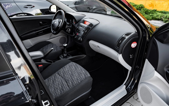 Kia Ceed cena 17900 przebieg: 162000, rok produkcji 2008 z Radom małe 529